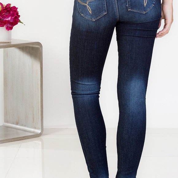 YUMI Wannabetterbutt Skinny Jeans in WHITE Denim - Picture 3 of 8